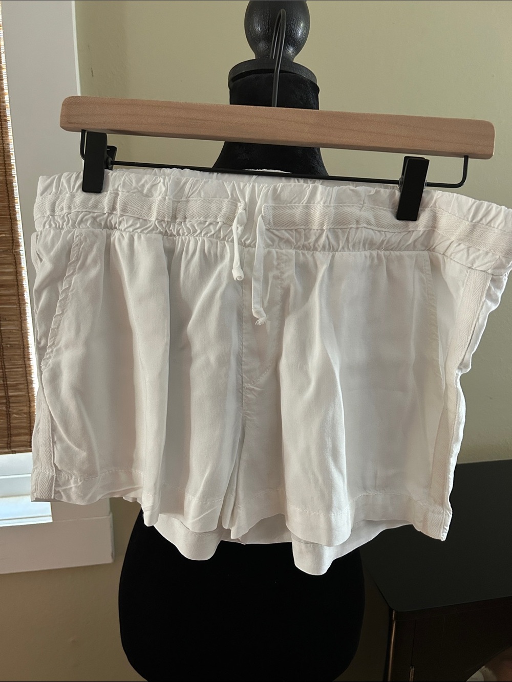 Bella Dahl White Elastic Waist Pull-On Shorts